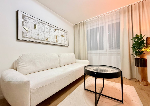 JUH - PRI AUPARKU - 1 IZBOVÝ MODERNÝ KOMPLETNE ZARIADENÝ BYT.