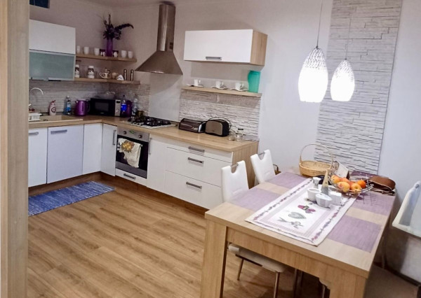 KPT. NÁLEPKU - ŠIRŠIE CENTRUM MESTA. - 3 IZBOVÝ ZARIADENÝ BYT 70 M2