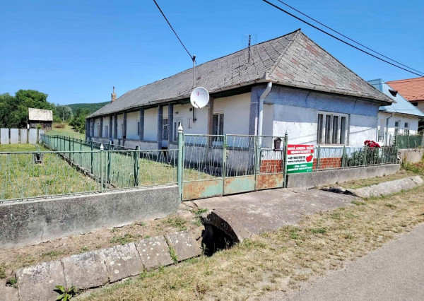 ČERNOCHOV - 3 IZBOVÝ RD V DOBROM STAVE, LETNÁ KUCHYŇA, 2007 M2 POZEMOK.