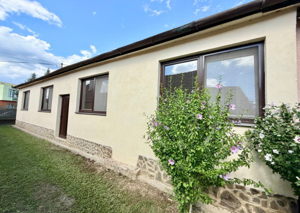 BUKOVEC - 4 IZBOVÝ RD V DOBROM STAVE POZEMOK 1.104 M2