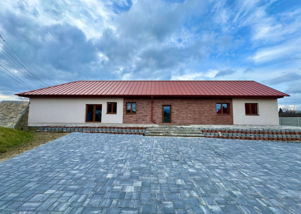 MAĎARSKO - HIDASNÉMETI - NOVOSTAVBA 4 IZBOVÝ RD 161 M2, TERASA 105 M2, PIVNICA, POZEMOK 1039 M2.