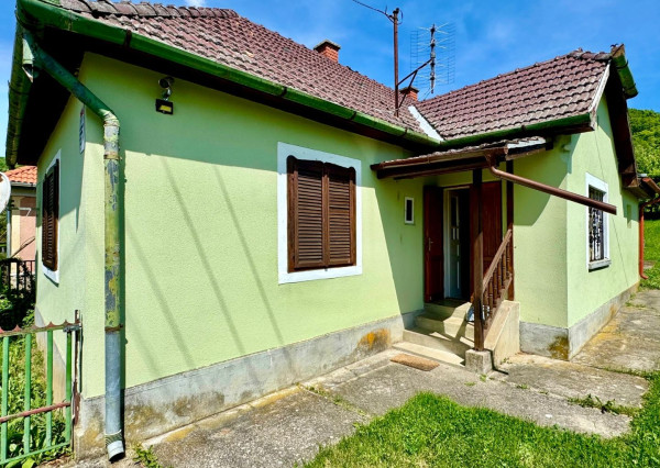 MAĎARSKO - TERESZTENYE  2 IZBOVÝ  RODINNÝ DOM S LETNOU KUCHYŇOU NA POZEMKU 2552 M2