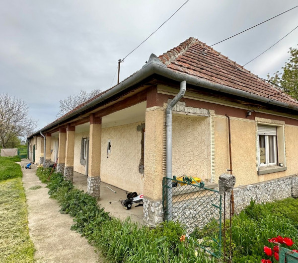 MAĎARSKO -  INÁNCS 3 IZBOVÝ RODINNÝ DOM V PEKNEJ OBCI S UPRAVENÝM POZEMKOM