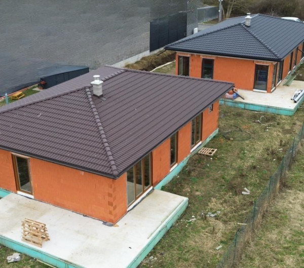 ROZHANOVCE - TEHLOVÝ 4 IZBOVÝ RD 110 M2 S TERASOU, PEKNÁ NOVOSTAVBA HOLODOMU.
