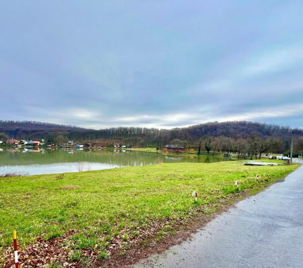 VINNÉ - STAVEBNÝ POZEMOK 925 M2 NA VÝSTAVBU CHATY A VLASTNÝM MÓLOM.