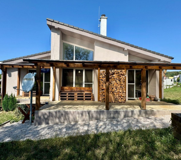 ČIŽATICE - 4 IZBOVÝ RD, TERASA, PEKNÝ POZEMOK 600 M2.