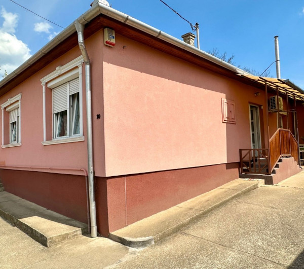 MAĎARSKO - SZENDRŐ ZREKONŠTRUOVANÝ 3 IZBOVÝ RD S PEKNÝM POZEMKOM.