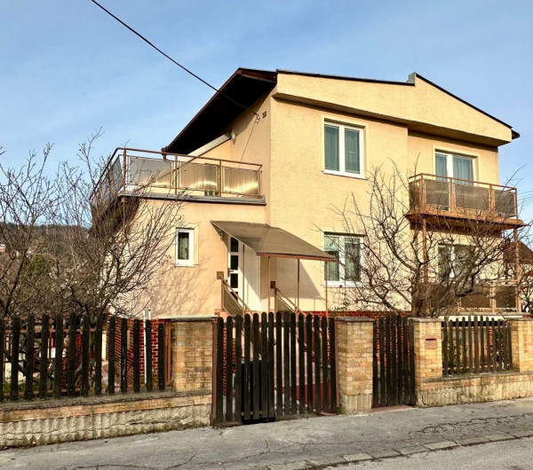 SEVER - ČERMEĽ - DOBŠINSKÉHO 5 IZBOVÝ POSCHODOVÝ RODINNÝ DOM NA VÝBORNOM MIESTE.