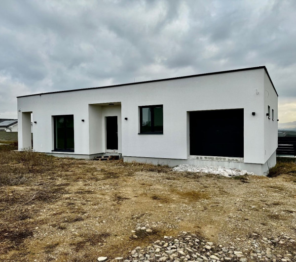 HANISKA - PEKNÝ RODINNÝ DOM NA KĽÚČ NOVOSTAVBA 4 IZBOVÉHO BUNGALOVU V NOVEJ LOKALITE.