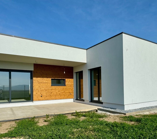 HANISKA - KVALITNÁ NOVOSTAVBA 4 IZBOVÉHO RD, GARÁŽOVÉ STÁTIE, TERASA.