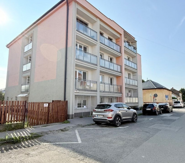 JUH - RIZNEROVA 2 IZBOVÝ TEHLOVÝ BYT 54 M 2 S VLASTNÝM KÚRENÍM.