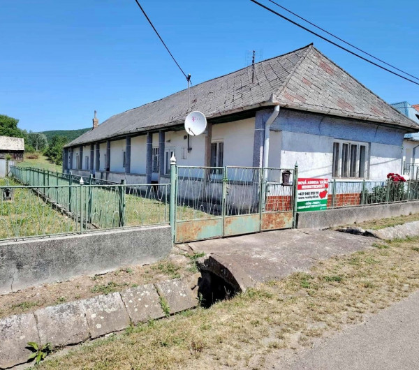 ČERNOCHOV - 3 IZBOVÝ RD V DOBROM STAVE, LETNÁ KUCHYŇA, 2007 M2 POZEMOK.