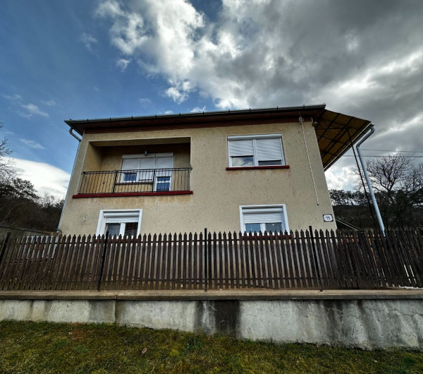 MAĎARSKO - SZENDRO  PEKNÝ DVOJGENERAČNÝ RODINNÝ DOM PO KOMPLETNEJ REKONŠTRUKCII LEN 60 KM Z KOŠÍC