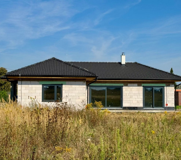 BENIAKOVCE - TEHLOVÝ 4 IZBOVÝ PEKNÝ RD 107 M2 S TERASOU, HRUBÁ STAVBA.