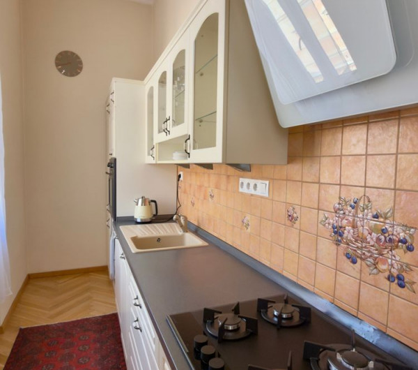 CENTRUM MESTA - HLAVNÁ ULICA, LUXUSNÝ, ZARIADENÝ 3 IZBOVÝ BYT S PARKOVACÍM MIESTOM VO DVORE.