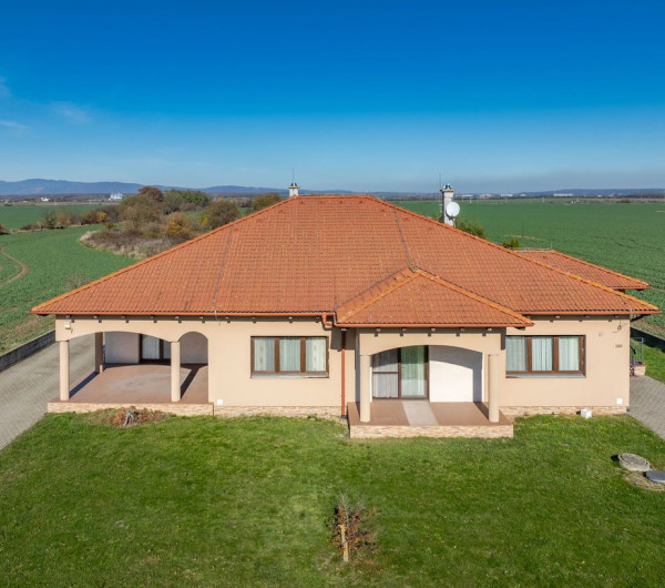 KOMÁROVCE - 5 IZBOVÝ RD 360 M2 SO SAUNOU, POZEMOK 3.629 M2