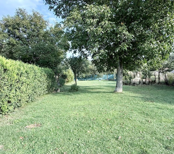 MAĎARSKO - TORNYOSNÉMETI STAVEBNÝ POZEMOK 600 M2 VŠETKY IS V DOSAHU.