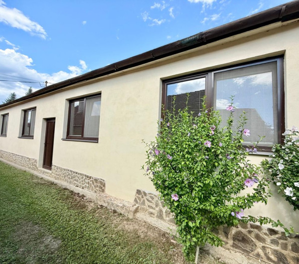 BUKOVEC - 4 IZBOVÝ RD V DOBROM STAVE POZEMOK 1.104 M2