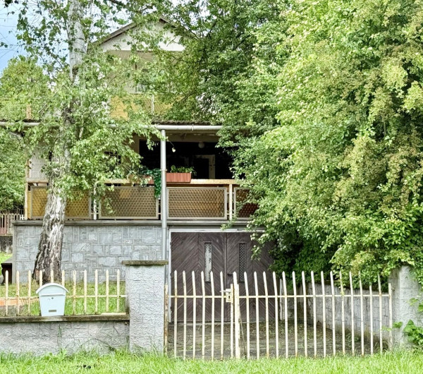 MAĎARSKO - JAZERO RAKACA - POSCHODOVÁ 5 IZBOVÁ CHATA, TERASA, BAZÉN, GARÁŽ.