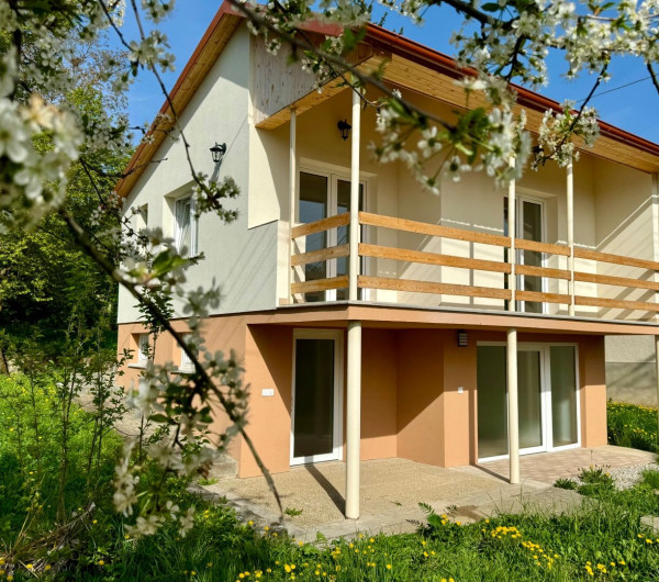 NOVÁ CENA - MAĎARSKO - JAZERO RAKACA - POSCHODOVÁ 3 IZBOVÁ CHATA, KUCHYŇA, PRI JAZERE S TERASOU.