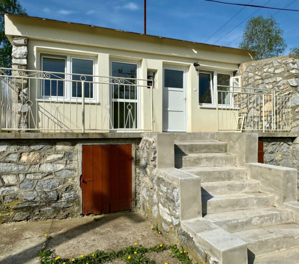 NOVÁ CENA - MAĎARSKO - JAZERO RAKACA - MUROVANÁ CHATA - PRI JAZERE S TERASOU.