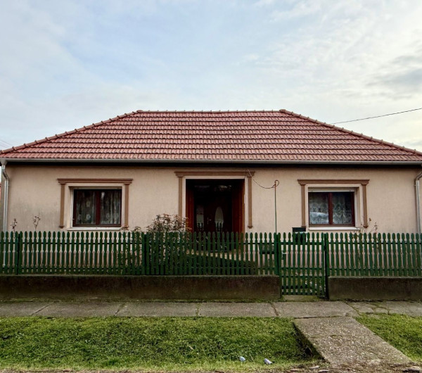 MAĎARSKO - ENCS - 3 IZBOVÝ RODINNÝ DOM S TERASOU, DVOJGARÁŽ, VÝBORNÝ STAV, S PEKNOU UDRŽIAVANOU ZÁHRADOU.