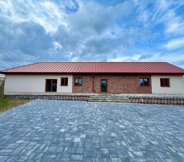 MAĎARSKO - HIDASNÉMETI - NOVOSTAVBA 4 IZBOVÝ RD 161 M2, TERASA 105 M2, PIVNICA, POZEMOK 1039 M2.