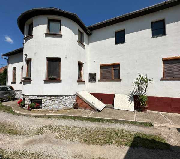 MAĎARSKO - SZENDRO PEKNÝ 5 IZBOVÝ RODINNÝ DOM S 2 BYTOVÝMI JEDNOTKAMI, S TERASOU A GARÁŽOU