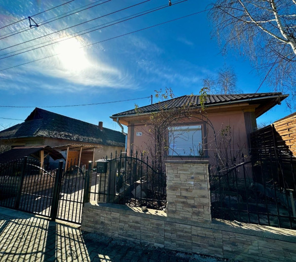 MAĎARSKO - MÁRTONYI - PEKNÝ KOMPLETNE ZREKONŠTRUOVANÝ 3 IZBOVÝ RD V KRÁSNEJ LOKALITE BLÍZKO JAZERA RAKACA