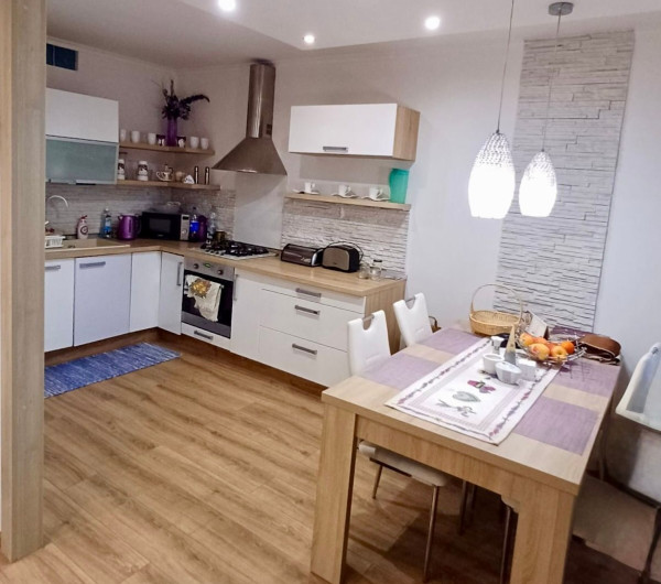 KPT. NÁLEPKU - ŠIRŠIE CENTRUM MESTA. - 3 IZBOVÝ ZARIADENÝ BYT 70 M2