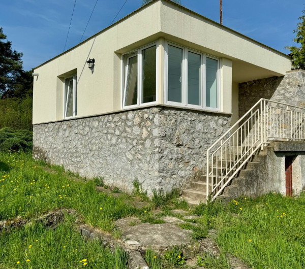 NOVÁ CENA - MAĎARSKO - JAZERO RAKACA - MUROVANÁ CHATA - PRI JAZERE S TERASOU.