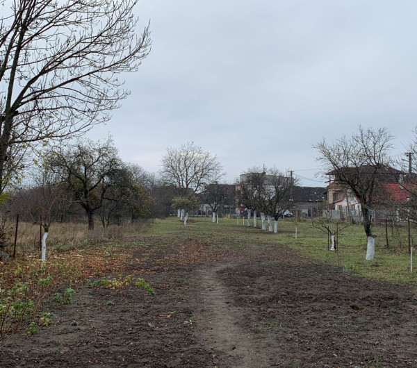 SEČOVCE - ROVINATÝ STAVEBNÝ POZEMOK 1417 PRIAMO V OBCI IS PRI POZEMKU.