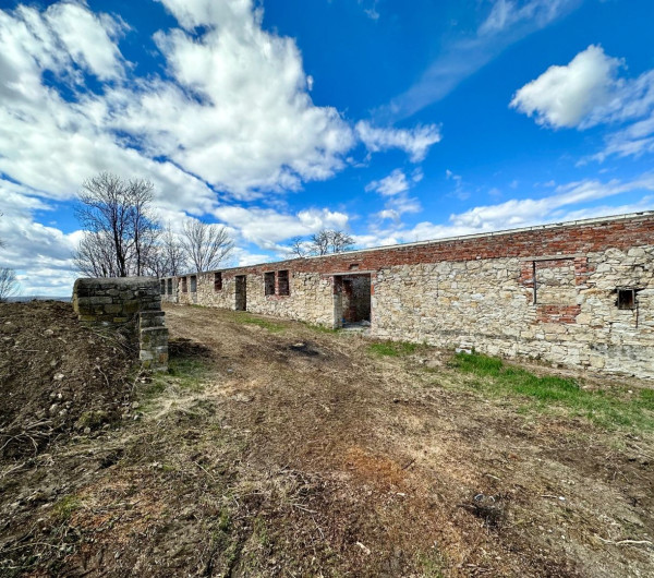 MAĎARSKO - ABAUJVÁR STAVEBNÝ POZEMOK, ZÁKLADY DOMU A MÚRY 1.700 M2, VŠETKY IS.