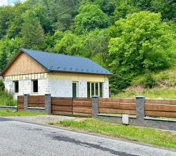 MAĎARSKO - HOLLOHÁZA NOVOSTAVBA 3 IZBOVÉHO RD - SUPER PROSTREDIE S VÝHĽADOM NA OKOLITÉ LESY.