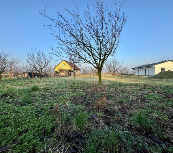 MAĎARSKO - GONC STAVEBNÝ POZEMOK 852 M2, IS NA HRANICI POZEMKU.