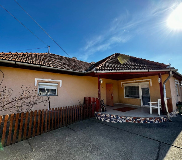 MAĎARSKO - SZENDRO 2 IZBOVÝ PEKNÝ ZREKONŠTRUOVANÝ RODINNÝ DOM  SO SAMOSTATNOU GARÁŽOU