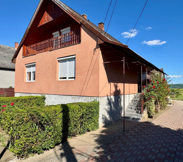 MAĎARSKO - ENCS  5 IZBOVÝ POSCHODOVÝ DOM + 2 IZBOVÝ DOM, ZÁHRADA.